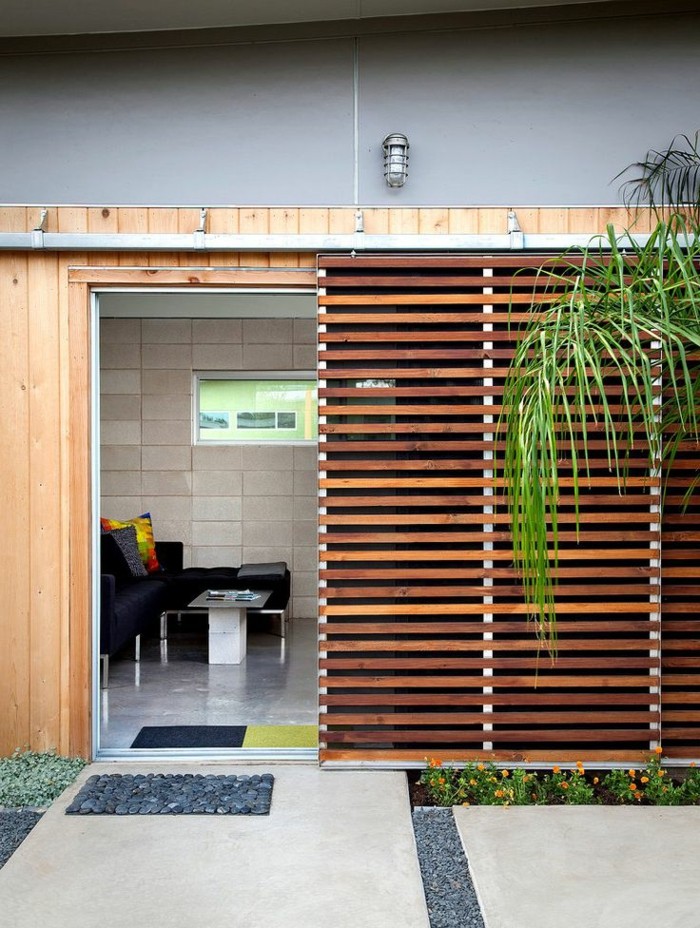 1-jolie-variante-pour-les-portes-placard-persiennes-en-bois-clair-porte-vers-le-jardin