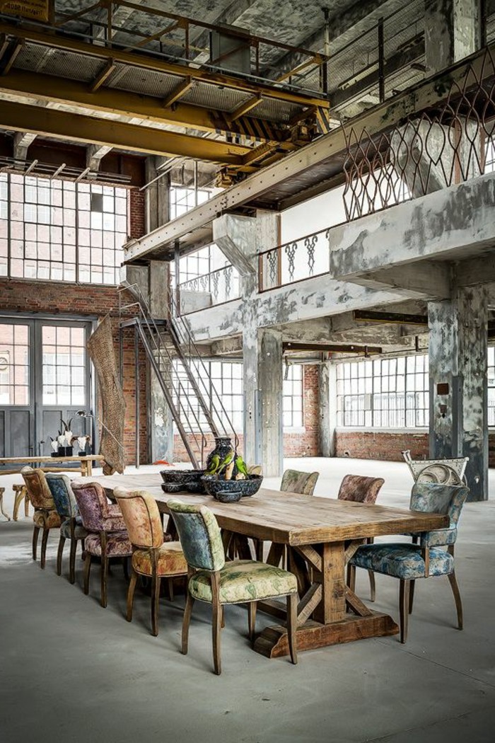 1-salon-meuble-style-industriel-pas-cher-pour-loft-et-associé-table-en-bois-massif-chaises-colorées