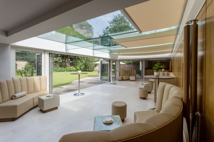 1-salon-moderne-avec-canape-beige-et-plafond-en-verre-bioclimatique-veranda-bioclimatique-terasse-fabricant-veranda