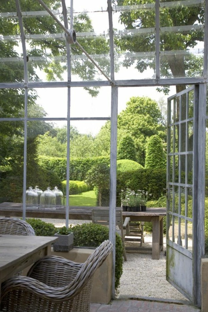 1-veranda-bioclimatique-pergola-bioclimatique-table-et-chaises-en-bois-veranda-en-verre