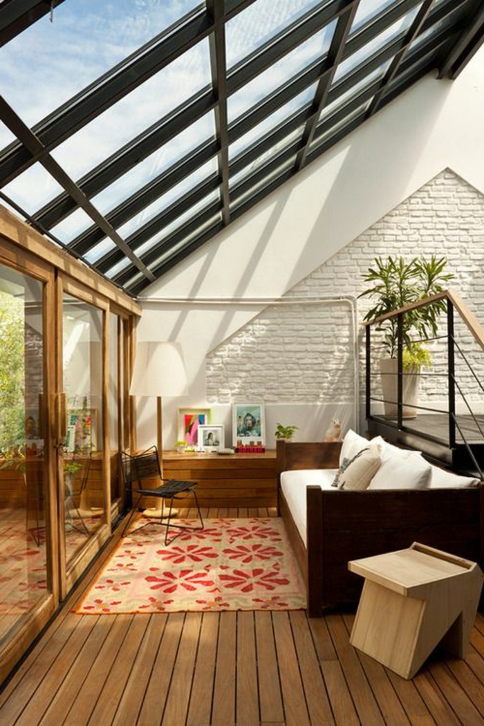 1-véranda-bioclimatique-pergola-bioclimatique-sol-en-parquet-en-bois-clair-plafond-en-verre