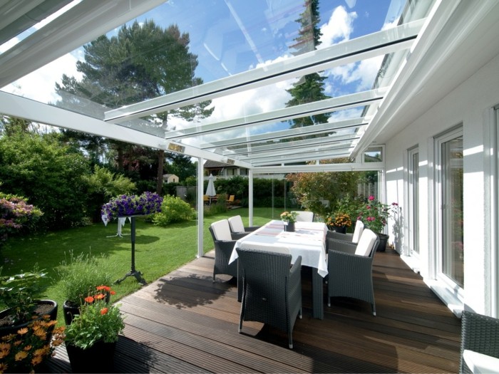3-bioclimatique-veranda-bioclimatique-terasse-fabricant-veranda-sol-en-parquet-en-bois-foncé