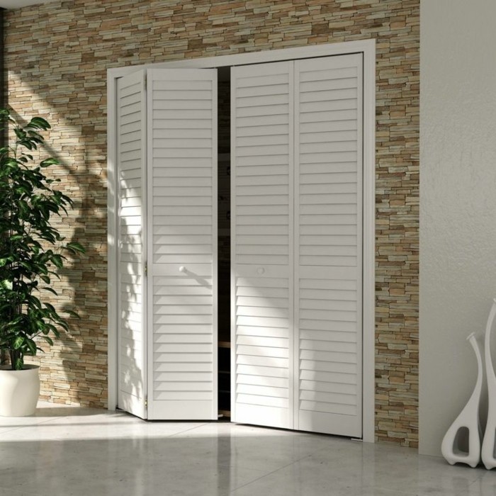 3-jolies-portes-placard-persienne-de-couleur-blanc-pour-votre-armoir-blanc-mur-en-mosaique