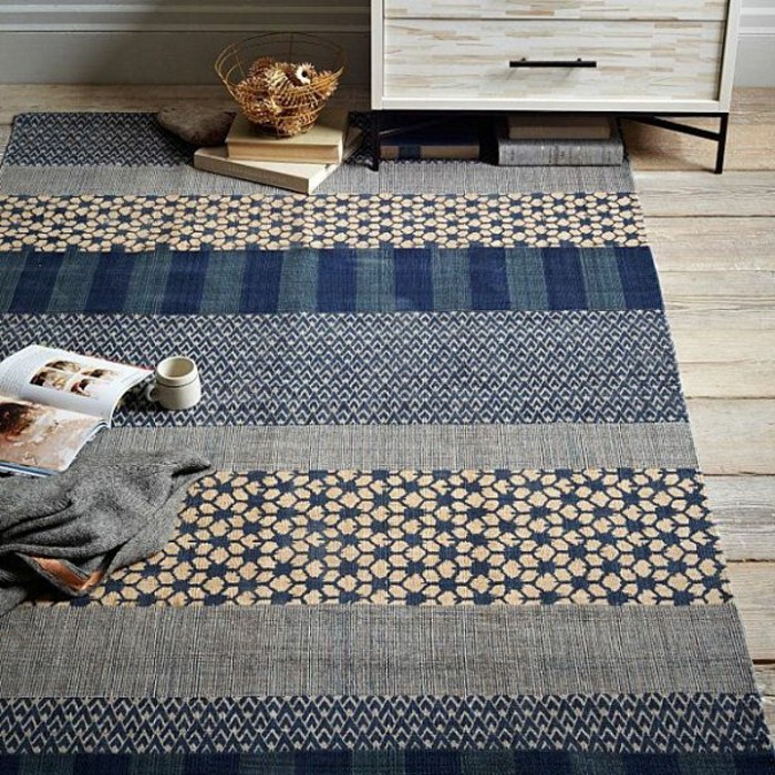 3-tapis-design-tapis-saint-maclou-de-couleur-bleu-foncé-sur-le-sol-en-plancher-en-bois