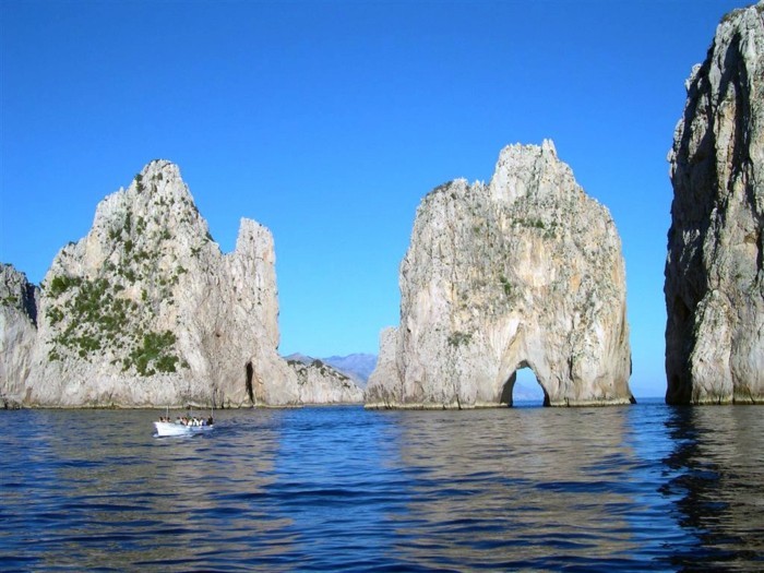 Capri-faraglioni-belles-vues-de-la-mer-resized