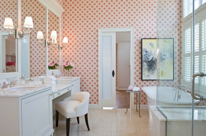 Déco-intérieur-aménagement-papier-peint-pour-salle-de-bain-baignoire-cool-feminine