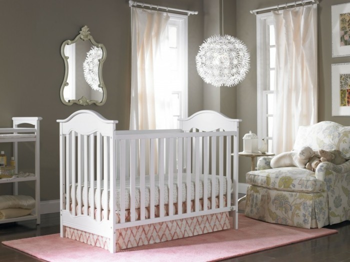 Idée-déco-chambre-bebe-lustre-chambre-bébé-tapis-rose