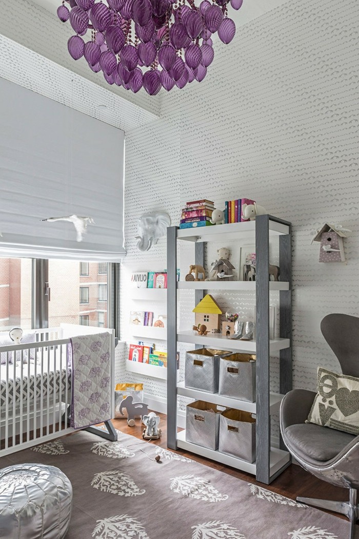 Idée-déco-chambre-bebe-lustre-chambre-bébé-violet
