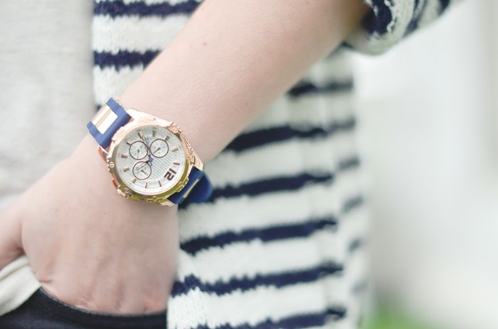 Idée-tenue-montre-fossil-rose-doré-montre-quantieme-bleu-et-dore