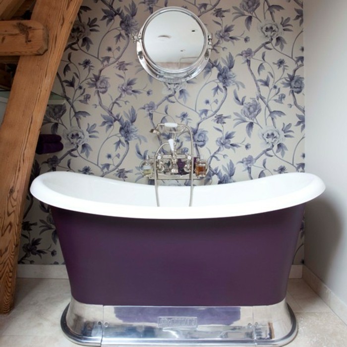 Le-papier-peint-salle-de-bain-design-intérieur-violet
