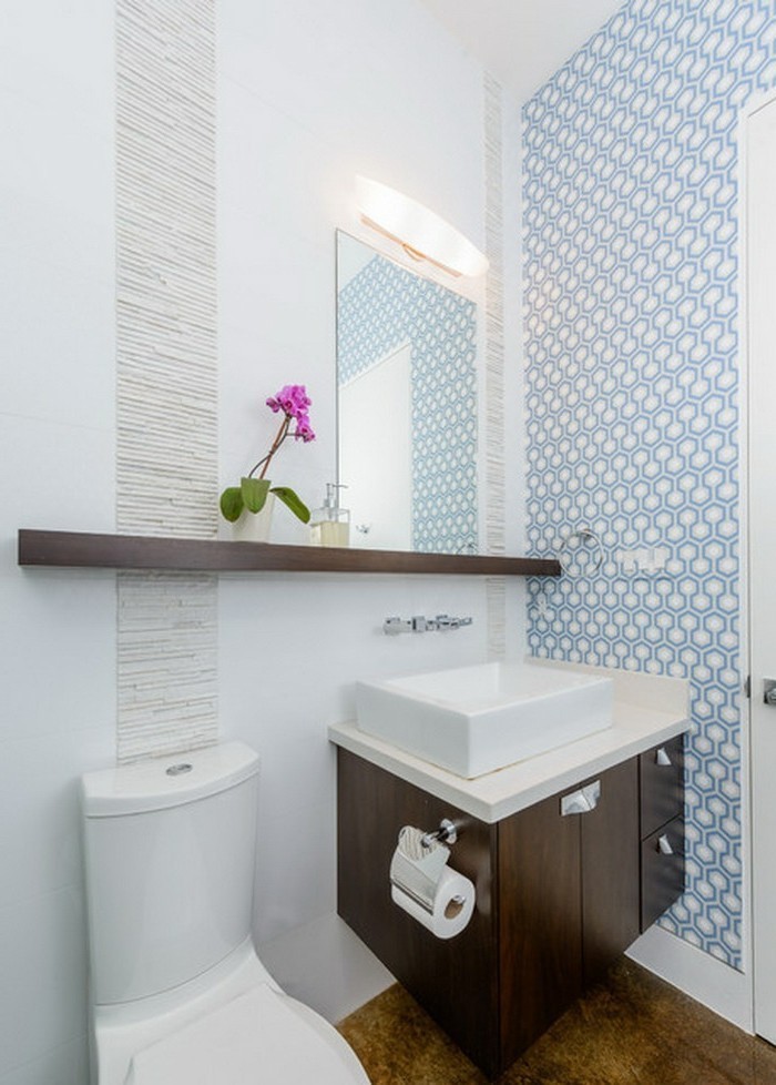 Les-plus-beaux-papier-peint-salle-de-bains-design-une-idée-en-bleu-et-blanc