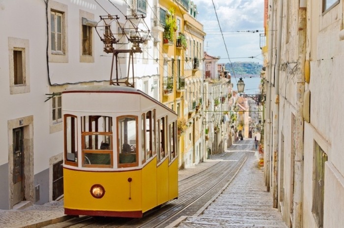 Lisbonne-tram-jaune-belle-ville-à-visiter-septembre-resized