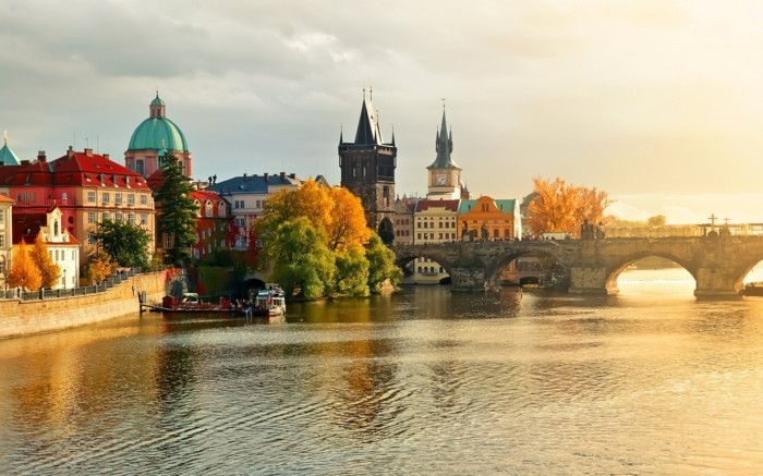 Prague-beauté-ville-jolie-au-coucher-du-soleil-riviere-cool-resized