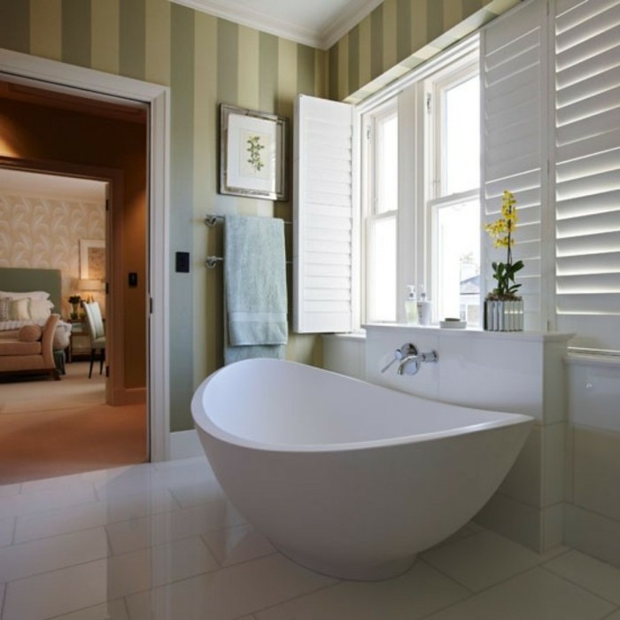Salle-de-bains-vintage-avec-papier-peinte-personnalisé-papier-peint-idée
