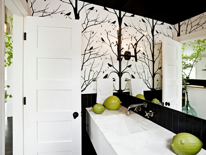 Salle-de-bains-vintage-avec-papier-peinte-personnalisé-papier-peint-salle-de-bain