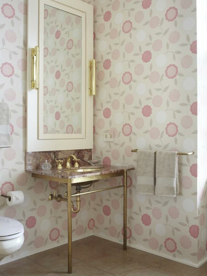 Salle-de-bains-vintage-avec-papier-peinte-personnalisé-salle-de-bains-cool