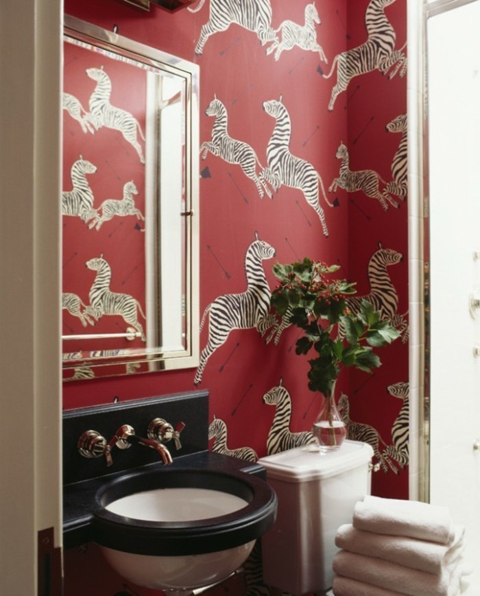 Salle-de-bains-vintage-avec-papier-peinte-personnalisé-zebre