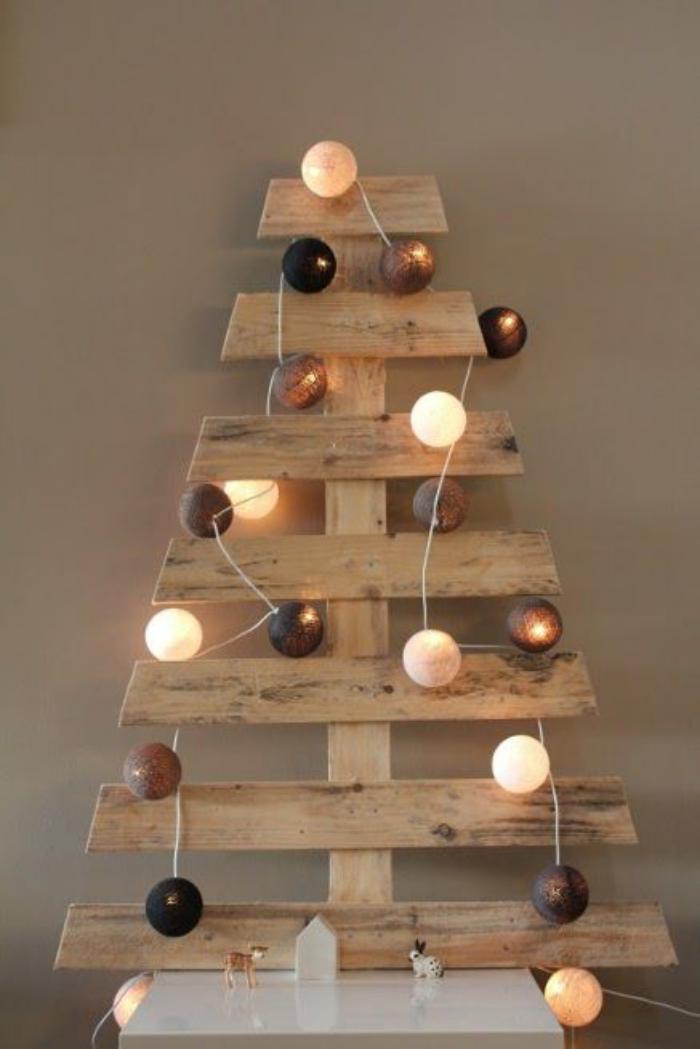 arbre-de-noel-en-palette-décoré-avec-boules-lumineuses