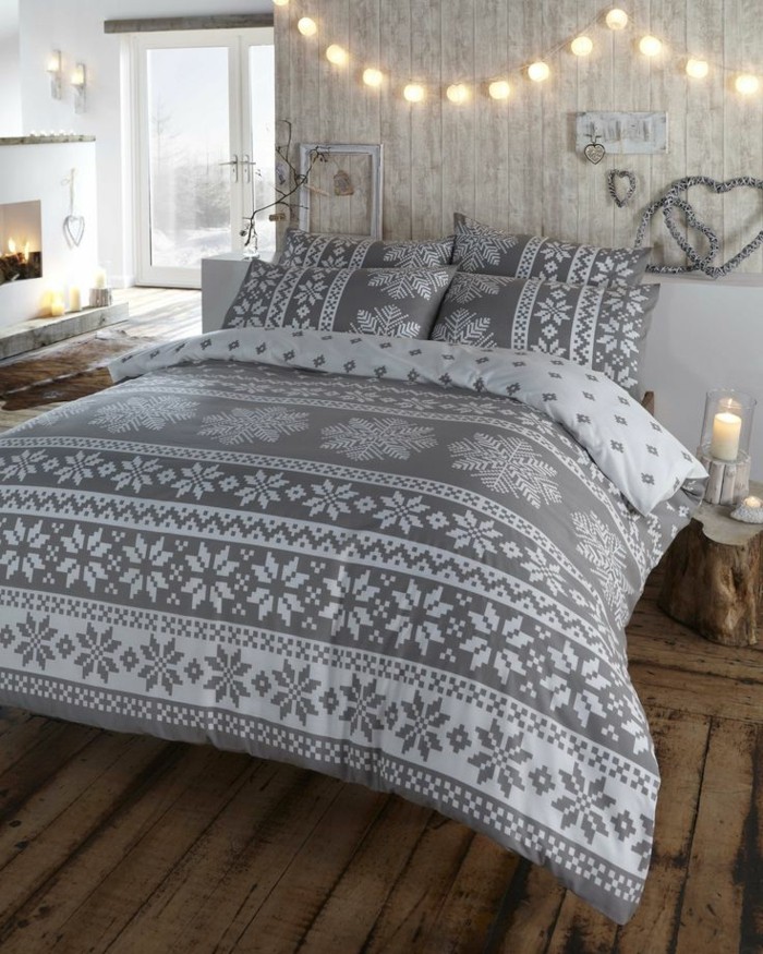 boule-guirlande-lumineuse-beau-guirlande-boule-papier-lit-couverture-gris-cheminée-chambre-à-coucher