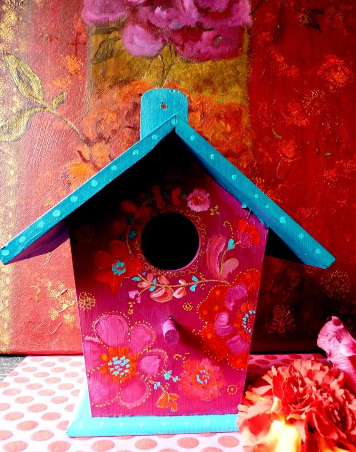 cabane-à-oiseaux-maison-d'oiseaux-art-peinte-en-rose-et-bleu