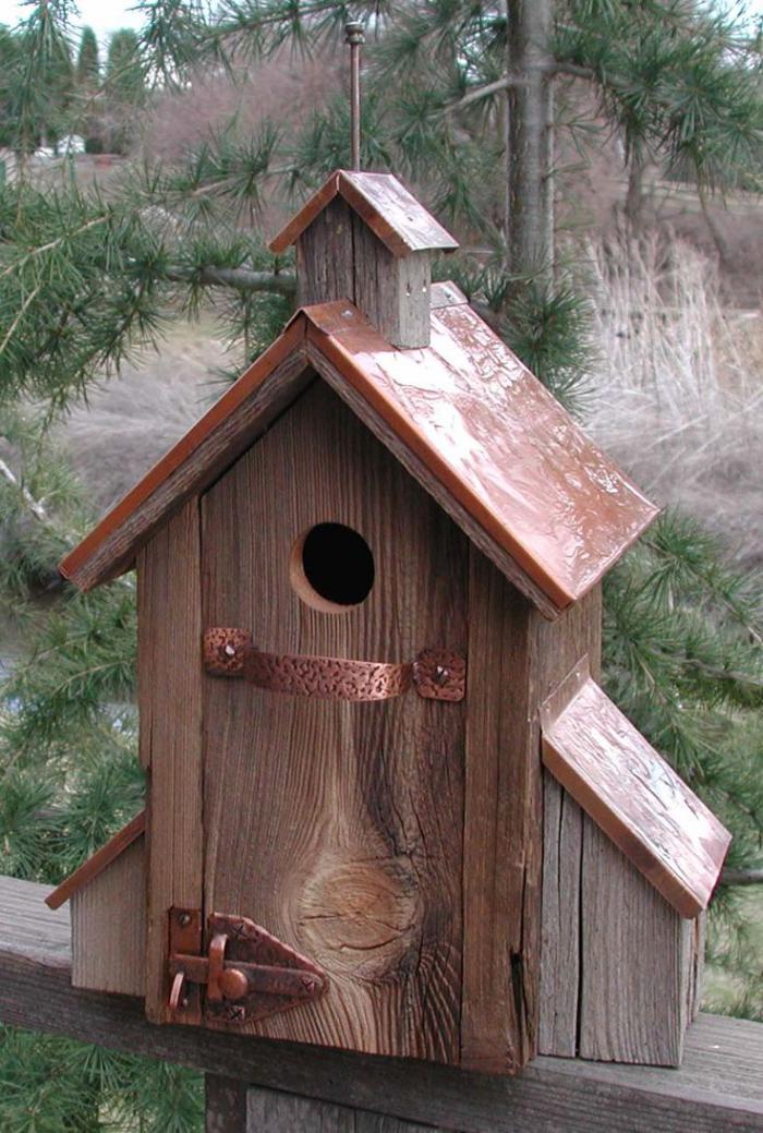 cabane-à-oiseaux-porte-et-toiture-originales