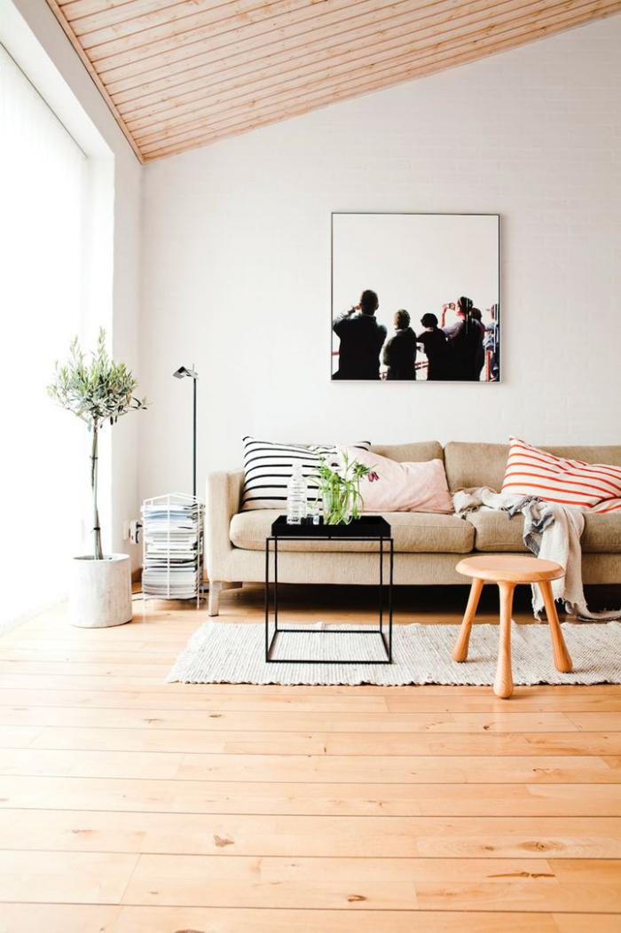canapé-beige-sol-en-bois-salon-chaleureux-style-minimaliste