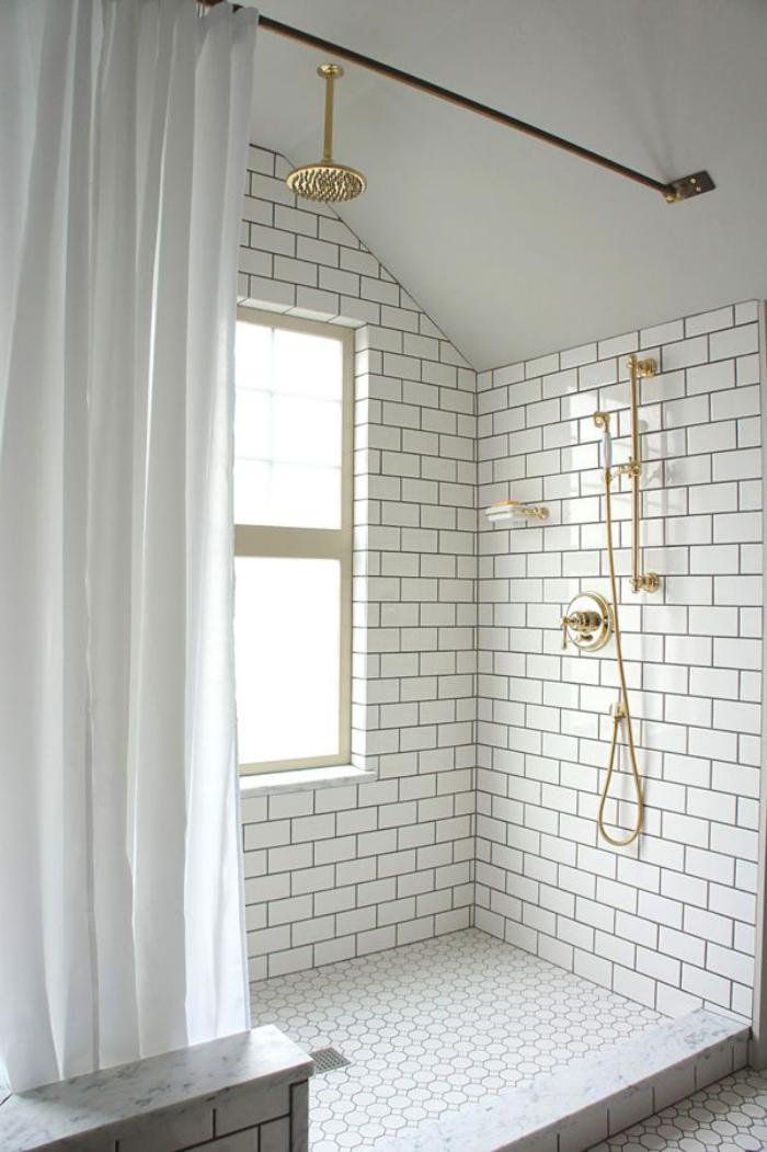 carrelage-blanc-brillant-tuiles-murales-blanches-salle-de-bain-épurée