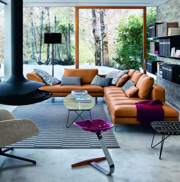 cheminée-focus-salon-design-sofas-en-cuir-marron-clair