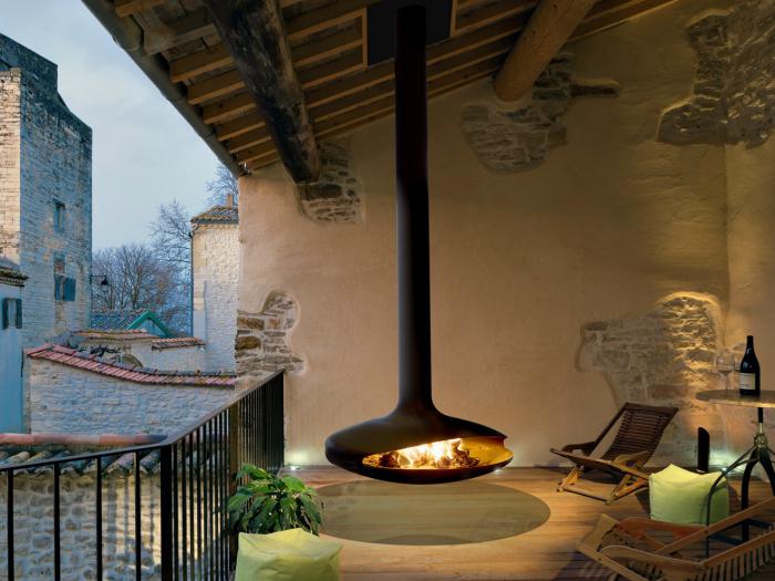 cheminée-focus-extérieure-jolie-terrasse-avec-foyer-moderne