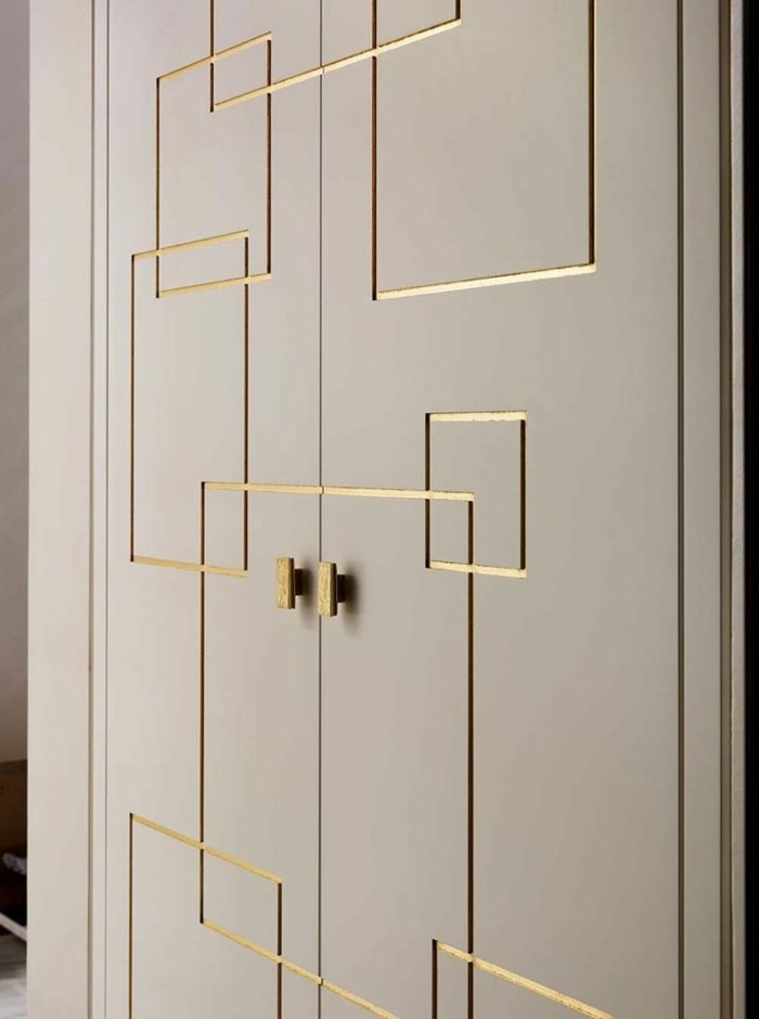 comment-choisir-le-design-de-portes-de-placard-gris-avec-ornaments-en-or-comment-decorer-les-portes