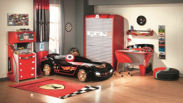 cool-idée-pour-le-lit-voiture-formule-1-lit-chambre-enfant-belle-chambre-en-rouge-et-noir