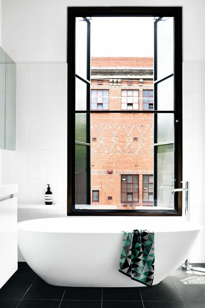 cool-intérieur-de-lux-baignoire-design-baignoire-retro-vue-salle-de-bain