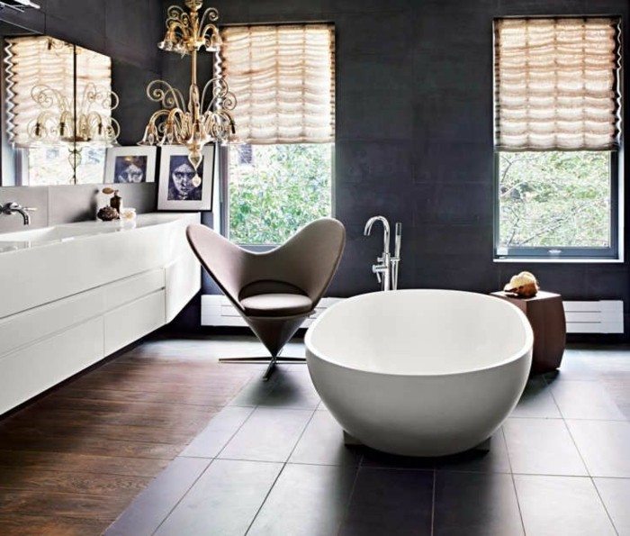 décoration-cool-baignoir-ilot-baignoire-moderne-baignore-luxueuse-lustre-baroque