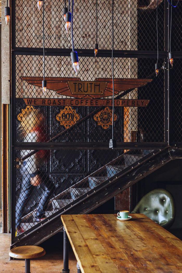 escalier-métallique-dans-un-loft-café-moderne