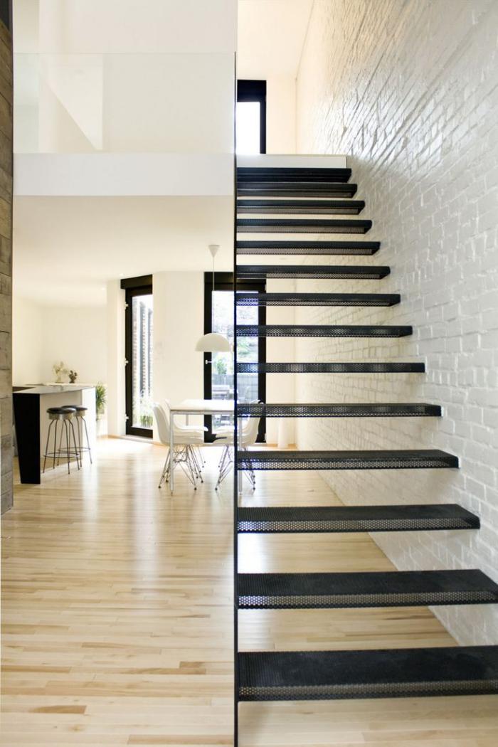 escalier-métallique-droit-briques-blanches