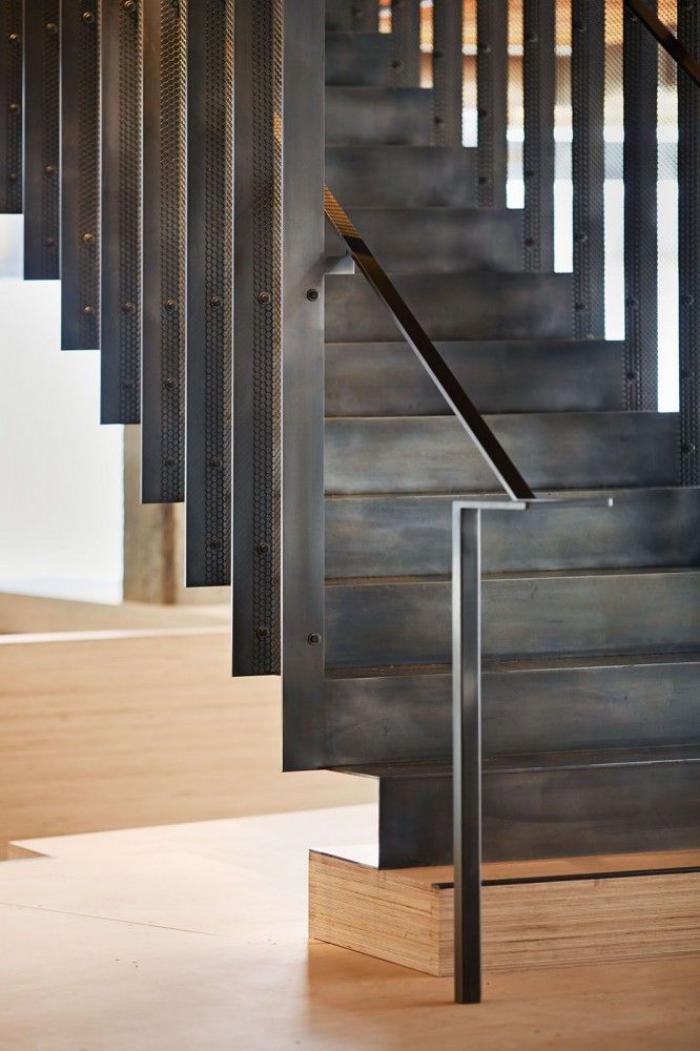 escalier-métallique-droit-design-épuré