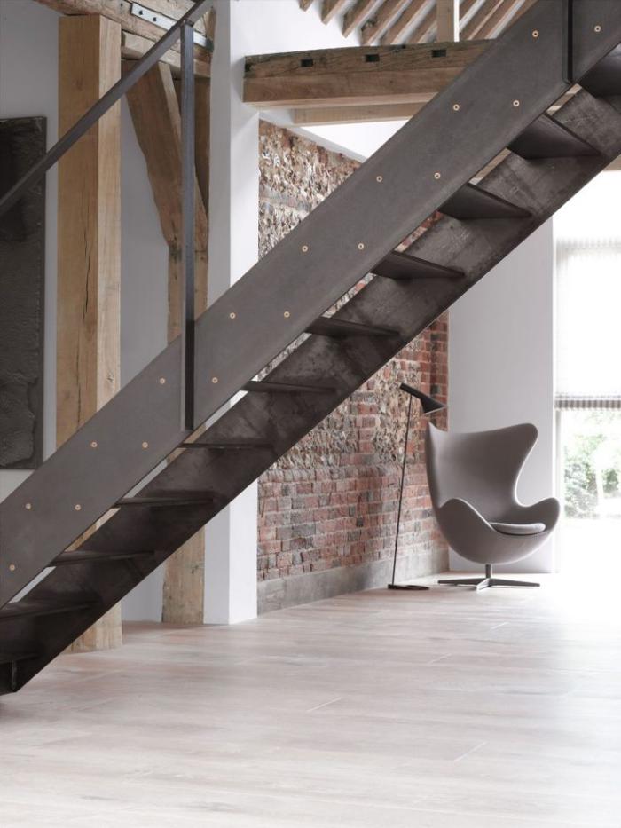 escalier-métallique-escalier-droit-design-solide-escaliers-gain-d'espace