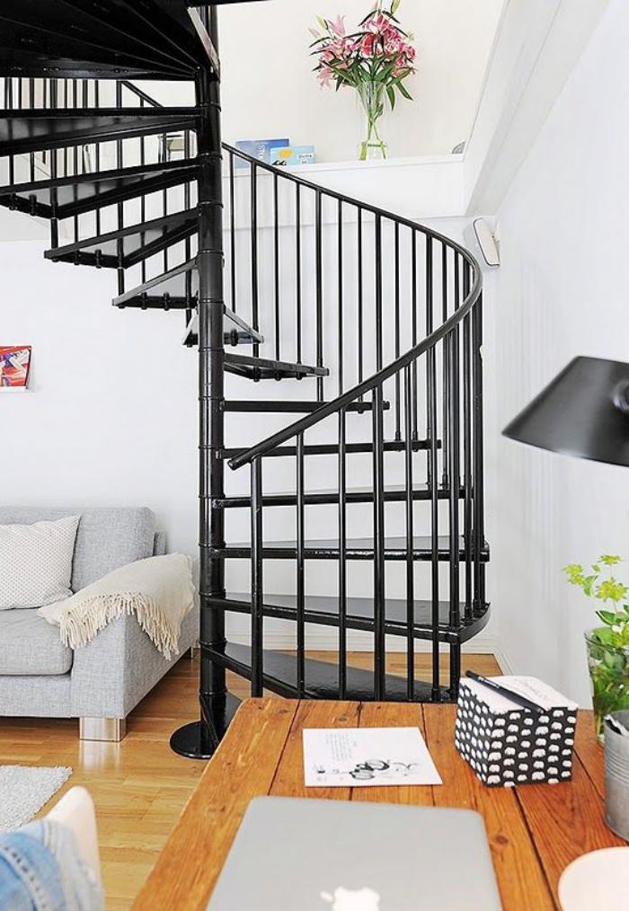 escalier-métallique-escalier-indusriel-spiral-intérieur-blanc-industriel