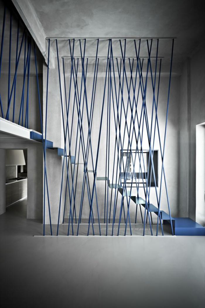 escalier-métallique-garde-corps-original-escalier-design-bleu