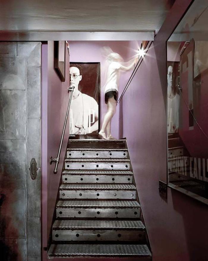 escalier-métallique-intérieur-original-murs-couleur-violette