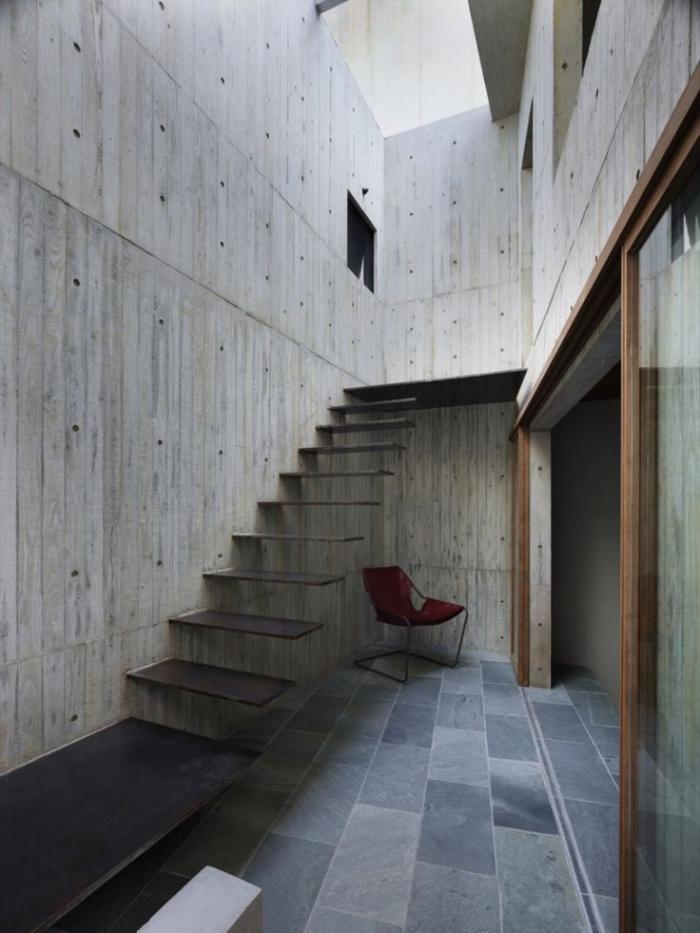 escalier-métallique-mural-pas-japonais-intérieur-intrigant
