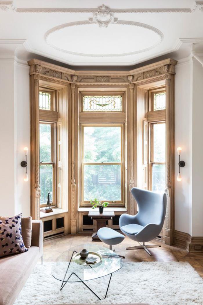 fauteuil-oeuf-fenêtres-originales-et-tapis-blanc-moelleux
