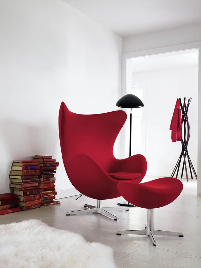 fauteuil-oeuf-rouge-pièce-blanche-lampadaire-noir