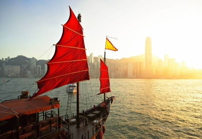 hong-kong-ville-jolie-mer-bateaux-vue-de-haute-resized