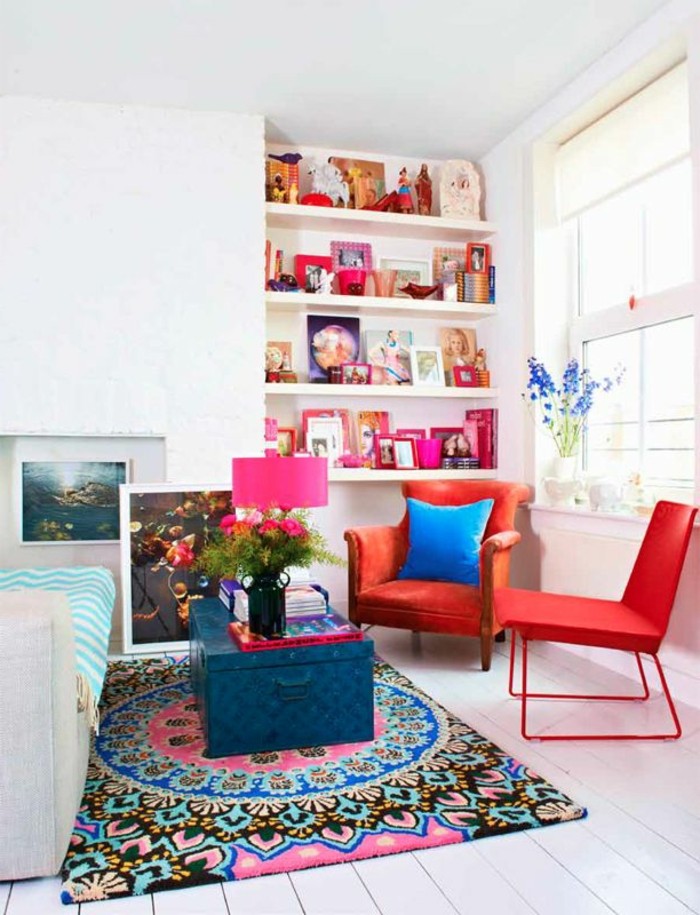 joli-salon-avec-tapis-design-tapis-saint-maclou-tapis-coloré-dans-le-salon-avec-plafond-haut