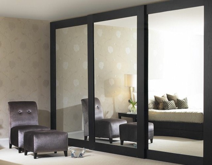 joli-variante-pour-les-portes-de-placard-miroirs-pour-la-chambre-a-coucher-moderne-tapisserie-murale-beige