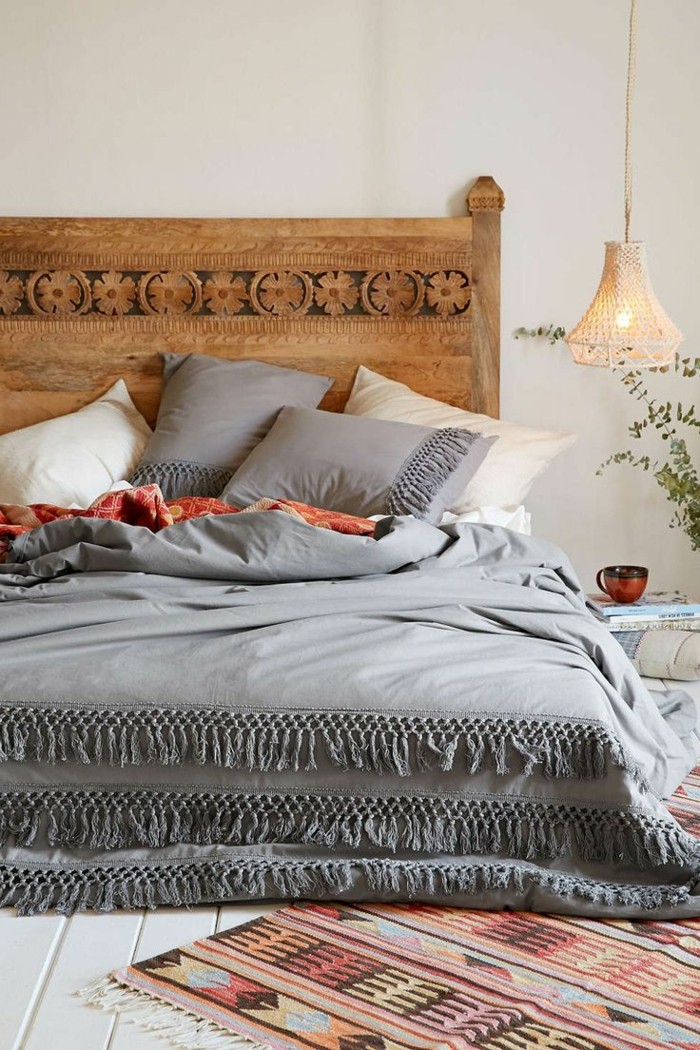 jolie-chambre-a-oucher-avec-couverture-de-lit-grise-tapis-design-tapis-saint-maclou