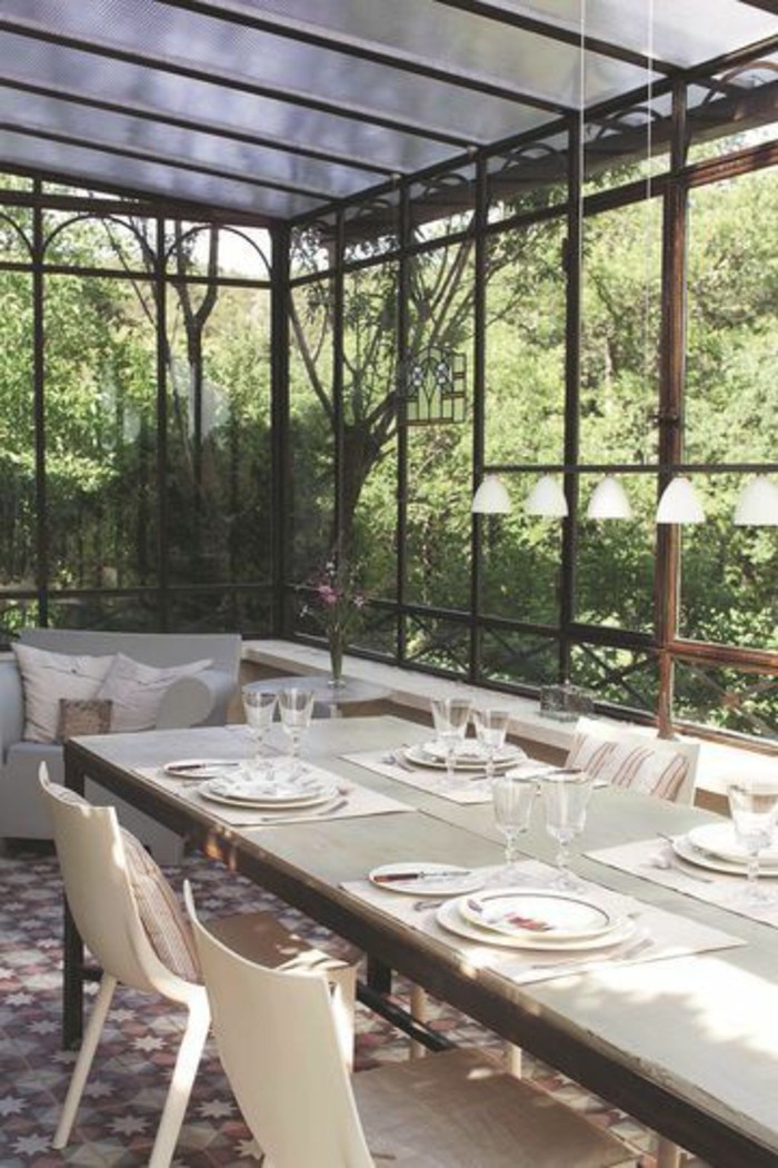 jolie-véranda-bioclimatique-pergola-bioclimatique-en-fer-et-verre-chaises-et-table-pour-la-veranda