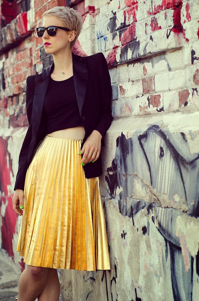 1001 + photos de baskets femme tendance La jupe plissée - tenues modestes qui ne sont pas démodées - Archzine.fr