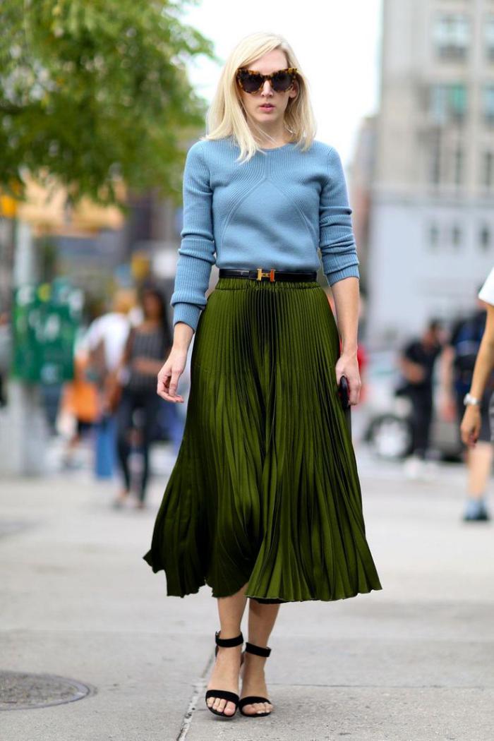 jupe-plissée-midi-longue-verte-et-blouse-bleue-originale